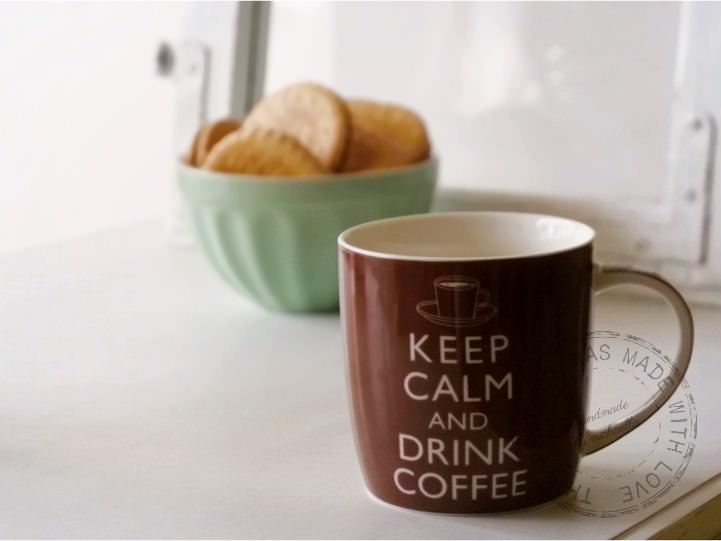 15 чашка. Keep Calm and Drink Coffee Кружка. Keep Calm and Drink Coffee чашка. Drink Coffee надпись. Coffee Drinks 100 natural Кружка.